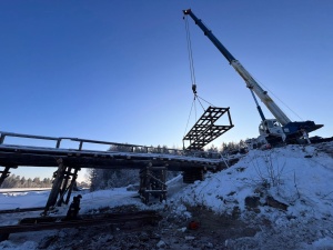 Специалисты ООО "Мостоотряд" приступили к обустройству временного моста через р. Выг на км 51+780 автодороги Лобское – Огорелыши.