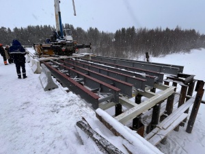 Специалисты ООО "Мостоотряд" продолжают  обустройство временного моста через р. Выг на км 51+780 автодороги Лобское – Огорелыши.