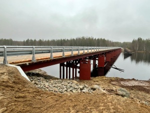 Специалисты ООО "Мостоотряд" завершили обустройство временного моста через р. Выг на км 51+780 автодороги Лобское - Огорелыши.