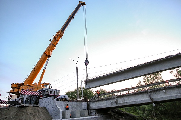 В ходе капитального ремонта специалисты ООО "Мостоотряд" производят работы по монтажу балок автомобильного моста через Соломбалку по улице Мостовой.