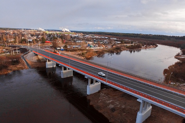 В Вельске открыто рабочее движение по новому мосту через реку Вага.