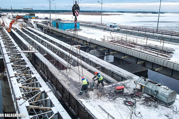 ООО "Мостоотряд" продолжает демонтаж старого моста через Никольское устье Северной Двины.