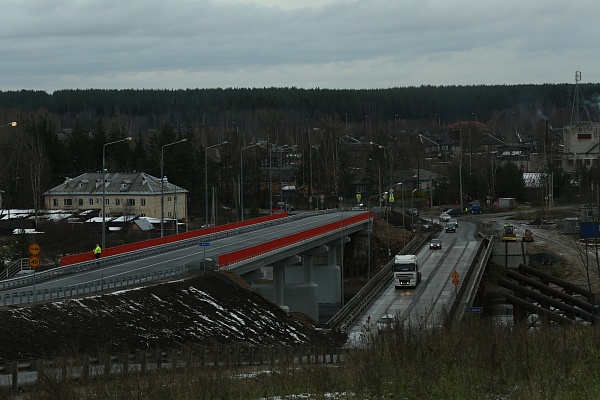 В Вельске открыто рабочее движение по новому мосту через реку Вага.
