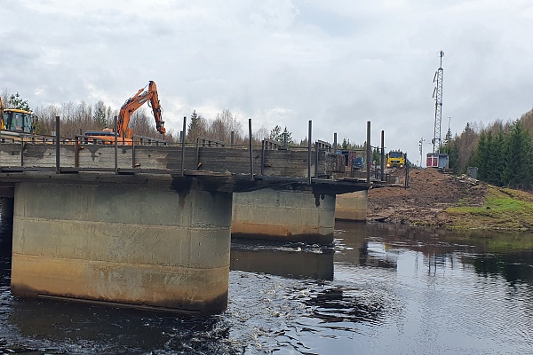 Проводятся работы по ремонту моста через реку Ваймуга на км 715+074 автомобильной дороги А-215 Лодейное Поле - Вытегра - Прокшино - Плесецк - Брин-Наволок.