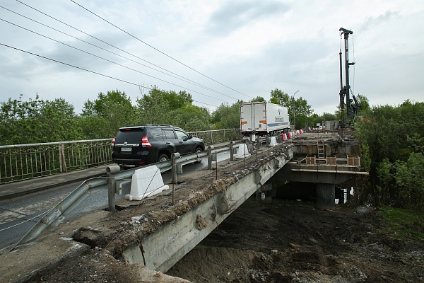 В рамках капитального ремонта моста через реку Соломбалка специалистами ООО "Мостоотряд" было выполнено устройство буронабивных свай на правой стороне моста. 