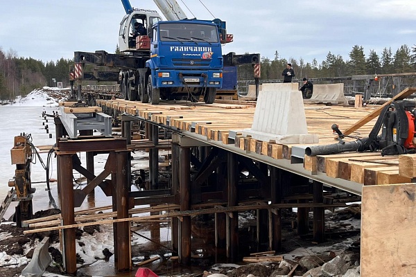 Специалисты ООО "Мостоотряд" продолжают  обустройство временного моста через р. Выг на км 51+780 автодороги Лобское – Огорелыши.