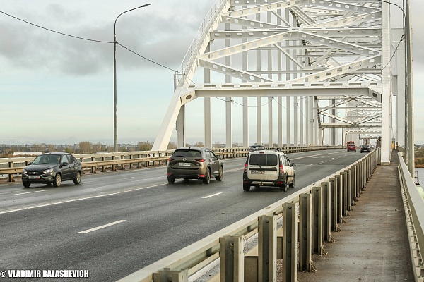 12 октября работники ООО "Мостоотряд" открыли движение по всем четырем полосам левобережной части Краснофлотского моста. 