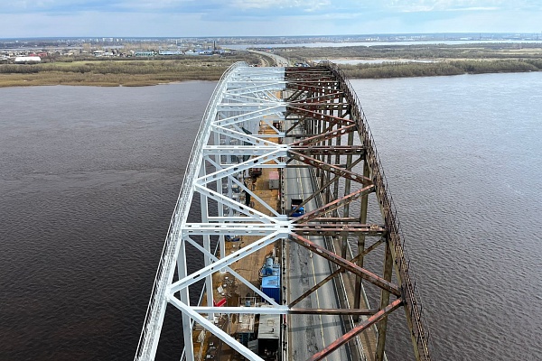 В ходе капитального ремонта моста через левый рукав реки Северная Двина на км 1+883 автомобильной дороги Подъезд к международному аэропорту "Архангельск" (Талаги) от федеральной автомобильной дороги М-8 "Холмогоры".