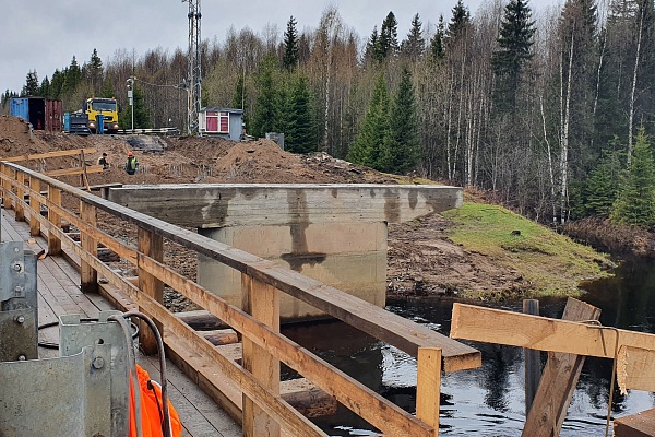 Проводятся работы по ремонту моста через реку Ваймуга на км 715+074 автомобильной дороги А-215 Лодейное Поле - Вытегра - Прокшино - Плесецк - Брин-Наволок.